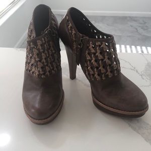 NWT UGG CHOCOLATE LEATHER HIGH HEEL BOOTIE SZ 12